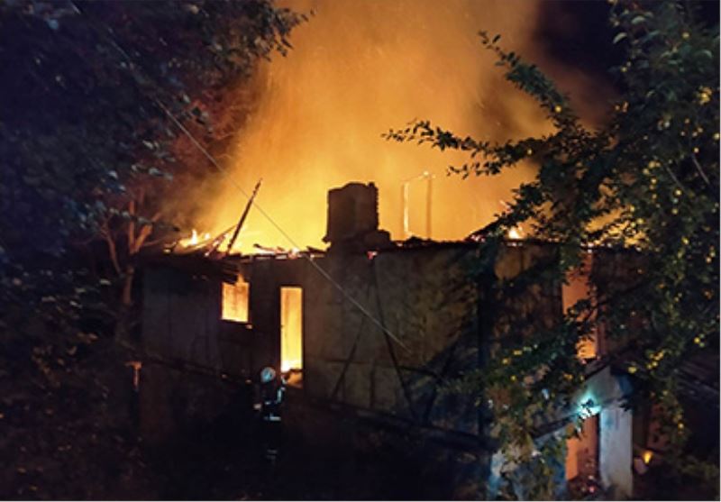 İtfaiye vatandaşları çatı yangınlarına karşı uyardı