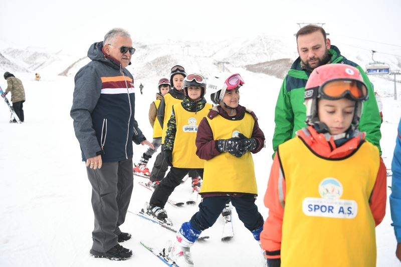 Türkiye’de Kayak Eğitiminin Merkez Üssünde 7’den 70’e Herkes Kayak Öğreniyor