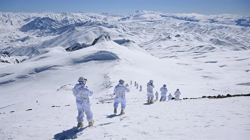Jandarmanın Karlı Dağlarda Terörle Mücadeleyi Kararlıkla Sürdürmeye Devam Ediyor