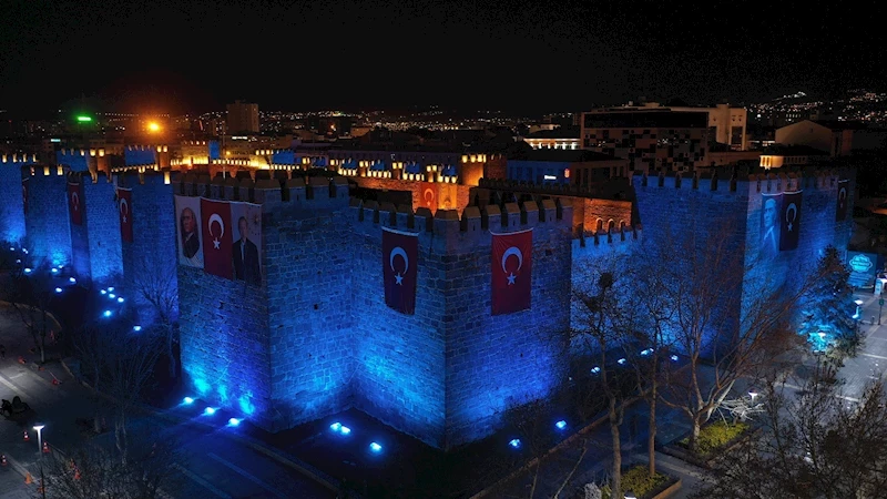 Büyükşehir Belediyesi, Tarihi Kale Surlarını Otizm Farkındalık Rengi ile Aydınlattı