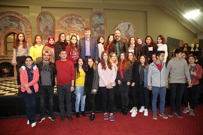 TÜREL GENÇLERLE TİYATRODA BULUŞTU
