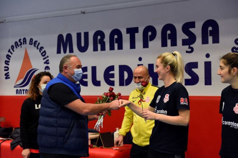 İLK ANTRENMANA ÇİÇEKLERLE GELDİ