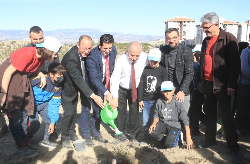 PAMUKKALE BELEDİYESİNDEN AKTEPE MAHALLESİNE PARK VE AĞAÇLANDIRMA PROJESİ