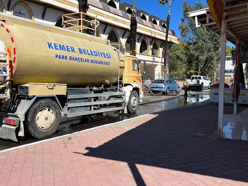 Kemer’de yeşil alanlarda bakım çalışması