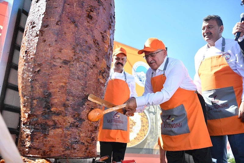 Başkan Büyükkılıç, Gastronomi Günleri’nde Sucuk Döneri Keserek 1 Ton Sucuk Dağıtımına Start Verdi