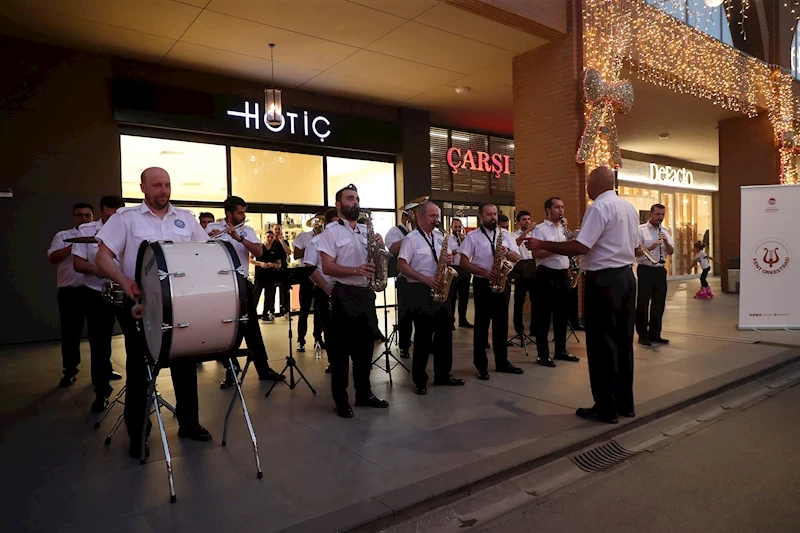 Büyükşehir’in orkestrası neşeyi bu kez Serdivan’a taşıdı