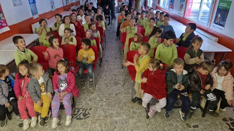 Şehrin her tarafına bir hikâye bin neşe taşıyorlar