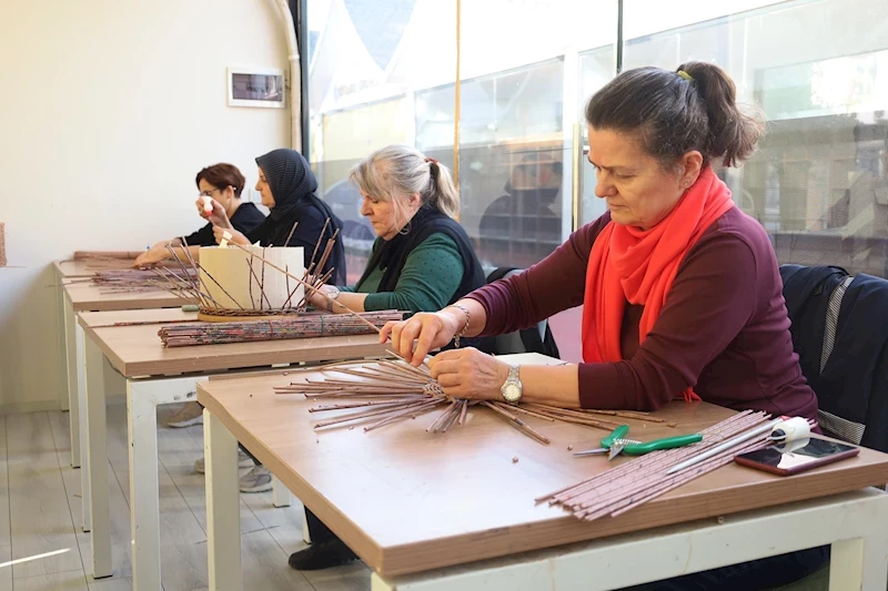 Atıklar ilham veren ellerde ‘sanat’ olarak hayata dönüyor