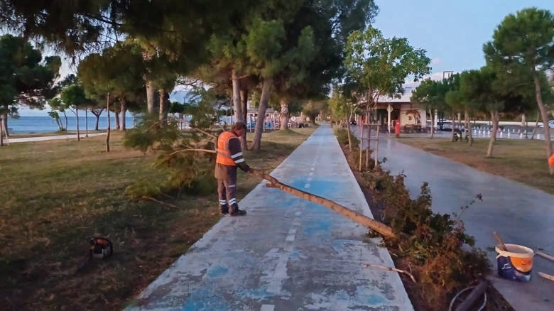 Antalya’da fırtına mesaisi