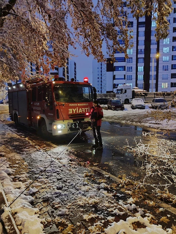 Büyükşehir İtfaiyesi’nden “Kar” Mesaisi