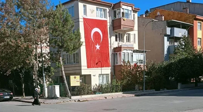 ŞANLI TÜRK BAYRAĞIMIZ ŞEHRİMİZİN HER KÖŞESİNDE DALGALANIYOR