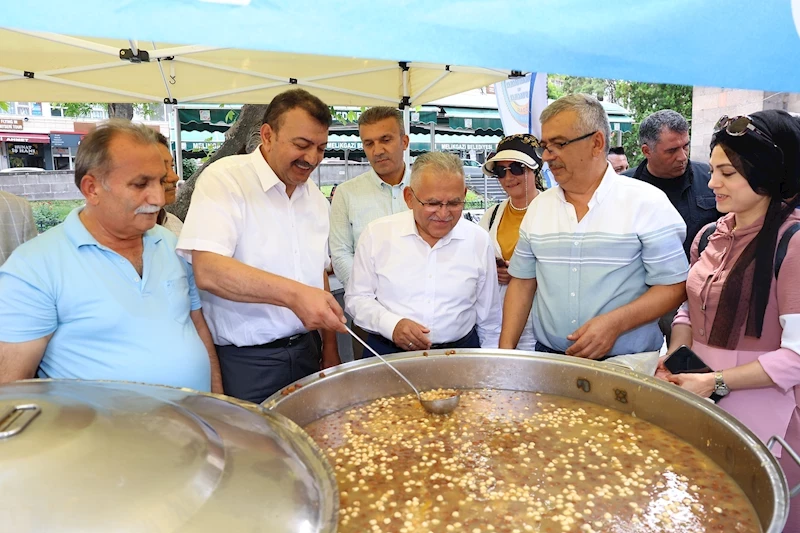 Vali Çiçek ile Başkan Büyükkılıç, Hazırlanan 10 Bin Kişilik Aşureyi Dağıttı