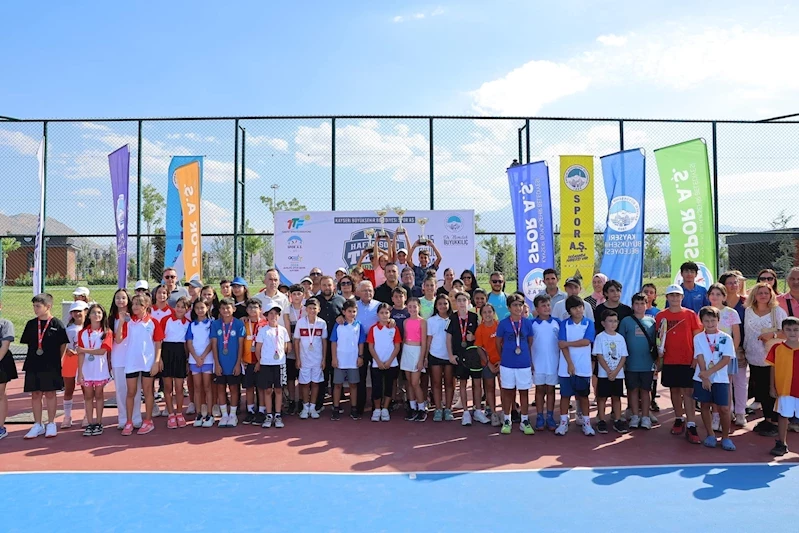 Başkan Büyükkılıç, Ulusal 12 Yaş Hafta Sonu Tenis Turnuvası’nda Sporcularla Buluştu