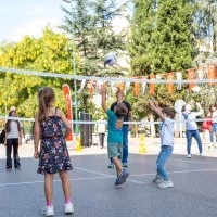 Heykel, çocuk sesleriyle şenlendi