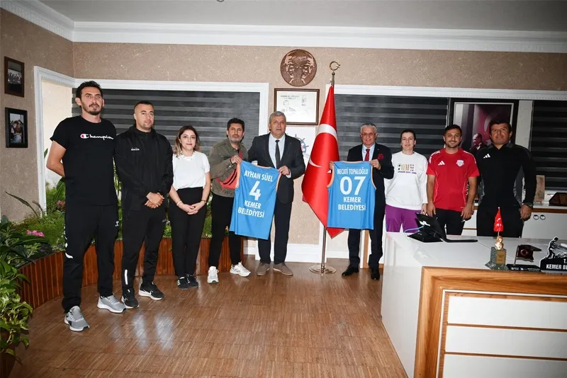 Kemer Belediyesi Spor Kulübü antrenörleri ve transfer olan futbolcular Başkan Topaloğlu
