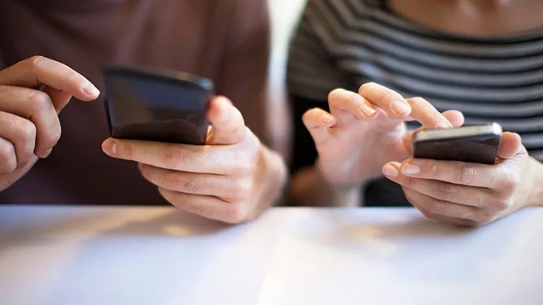 Sosyal Medya Benlik Algısını Farkında Olmadan Şekillendiriyor