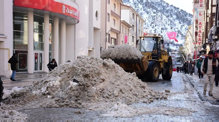 BELEDİYEMİZ KARLA MÜCADELE EKİPLERİ KAR TEMİZLEME ÇALIŞMALARINA DEVAM EDİYOR