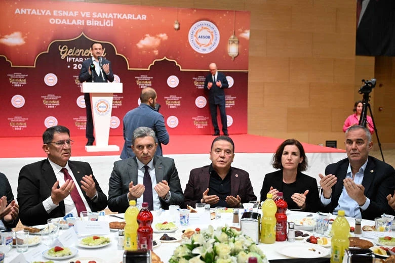 Başkan Muhittin Böcek AESOB’un geleneksel iftar yemeğine katıldı