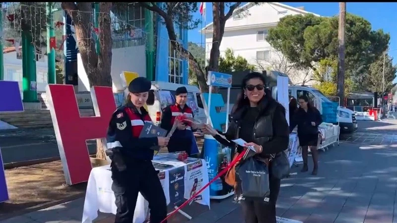 Fethiye Emniyet Müdürlüğü ve İlçe Jandarma Komutanlığınca 8 Mart Dünya Kadınlar Gününe Yönelik Farkındalık Etkinliği Gerçekleştirildi