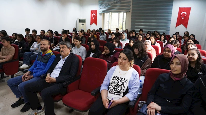 Türk ve Dünya Edebiyatı Liselere Konuk Oluyor