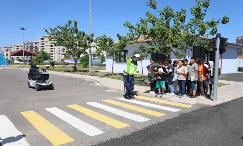 ŞANLIURFA’DA TRAFİK HAFTASINDA GELECEĞİN SÜRÜCÜLERİNE UYGULAMALI EĞİTİM