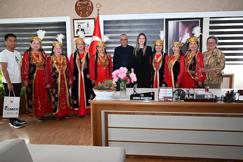 Raykhon Dans Grubu’ndan Başkan Topaloğlu’na ziyaret