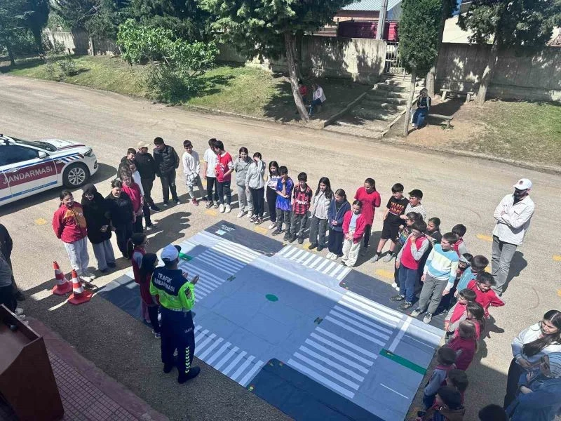 Karacabey’de Trafik Haftası Kapsamında Çocuklara Eğitim Verildi