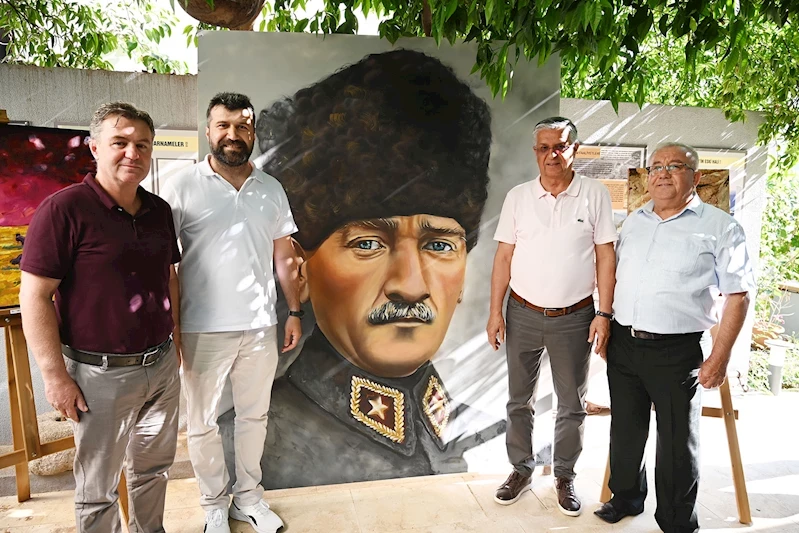 Başkan Topaloğlu resim ve baskı sergisine katıldı