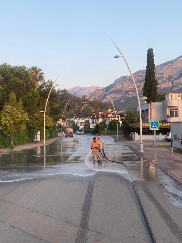 Kemer’deki toz ve toprak olan yollar yıkanıyor