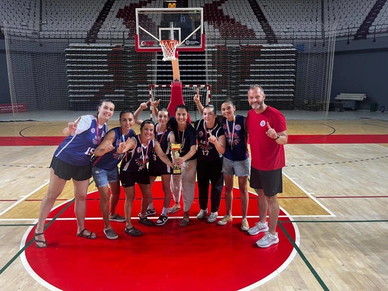 Büyükşehir Basketbol Yerel Ligi Büyük Kadınlar da şampiyon oldu